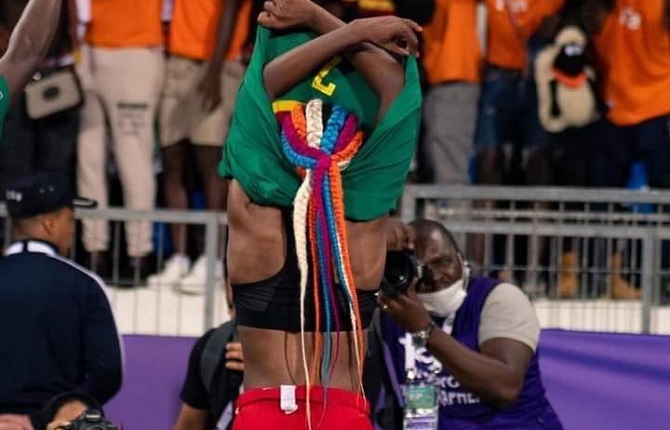Aboudi Onguene remercie le public aprÃ¨s la qualification du Cameroun en quart de finale