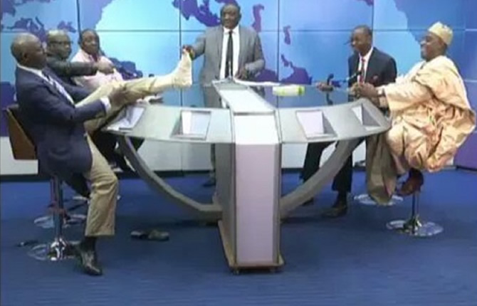 Le Dr Alain FoguÃ© exhibe sa jambe cassÃ© sur Canal 2 International