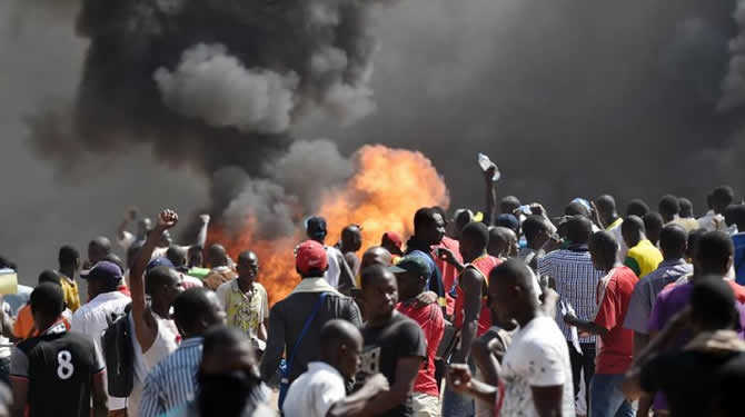 Cameroun: La population devant l'assemblÃ©e nationale en feu