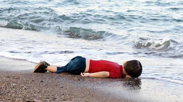 La photo symbole de l'enfant syrien mort noyÃ©, bouleverse le monde