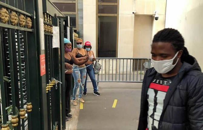 Les activistes de la BAS bloquent lâ€™ambassade du Cameroun Ã  Paris