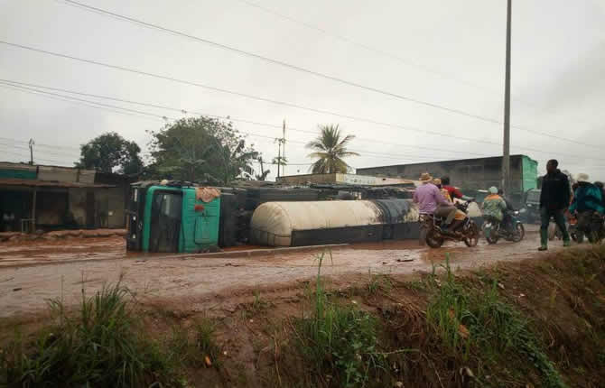 Un camion citerne se noie Ã  Douala
