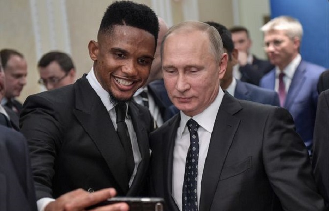 Le tabloÃ¯d anglais Daily Star crÃ© une polÃ©mique inutile avec vielle photo de Poutine et Eto'o