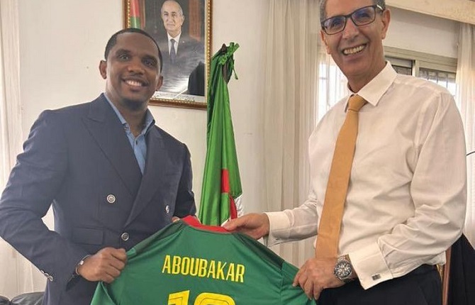 Samuel Eto'o reÃ§u en audience par Mahi BOUMEDIENNE l'Ambassadeur d'AlgÃ©rie au Cameroun Ã  quelques jours du CHAN 2022