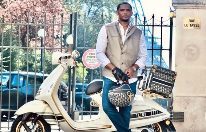Samuel Eto'o n'a pas choisi cette rue par hasard pour faire cette photo Ã  Paris