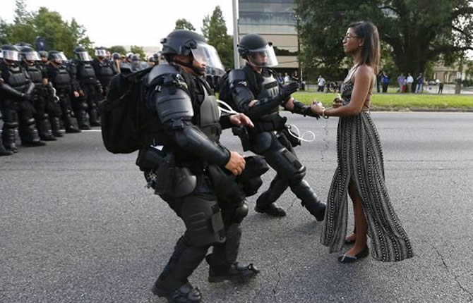 AprÃ¨s une photo, une manifestante de BÃ¢ton-Rouge devient une icÃ´ne du mouvement ''Black Lives Matter''