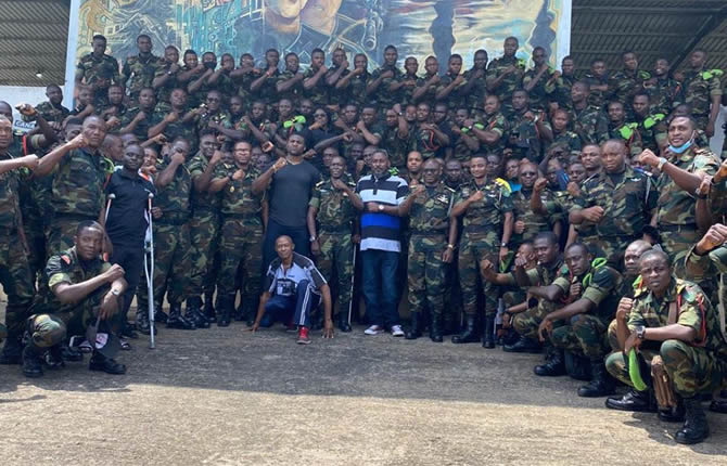 Francis NGANOUâ€¬ entourÃ© des soldats du Bataillon d'Intervention Rapide