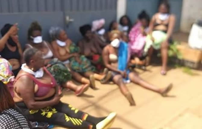 Les femmes du MRC manifestent devant le domicile de Maurice Kamto
