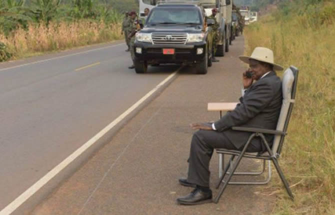 Le prÃ©sident ougandais Yoweri Museveni tÃ©lÃ©phone en route