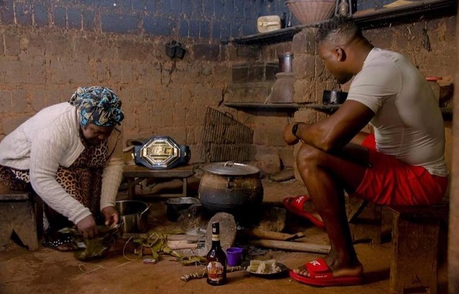 Francis NGannou dans la cuisine de sa maman pour recevoir sa bÃ©nÃ©diction avant le combat contre Gane