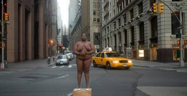 Nona Faustine pose n*e dans New York pour rappeler lâ€™histoire de lâ€™esclavage