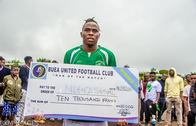 Elu homme du match, l'international centrafricain, Samuel Nlend  reÃ§oit un gros chÃ¨que de dix milles francs cfa