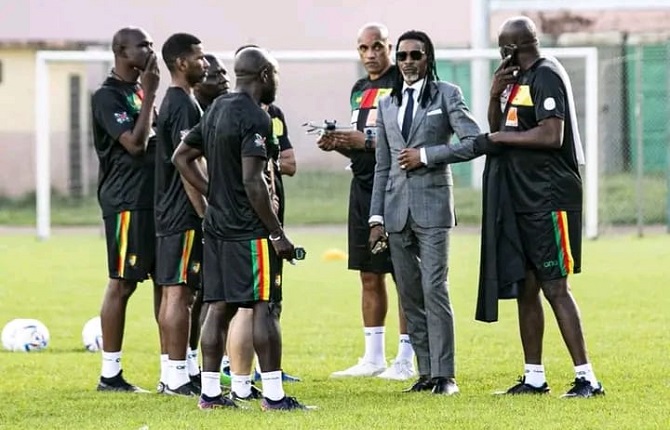 Le coach Rigobert Song en compagnie du staff des lions A' et Raymond Kalla