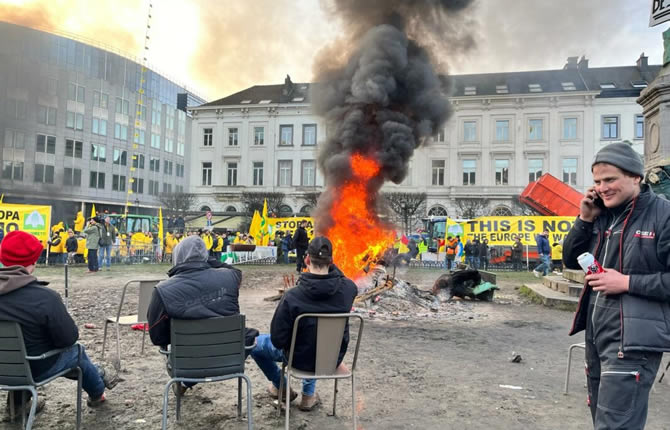 Bruxelles sous tension : les agriculteurs europ?ens défient l?UE, entre colère sociale et chaos sécuritaire