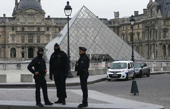 France : braquage historique au Louvre, cyberattaques, violences et défis sécuritaires à l'approche des fêtes