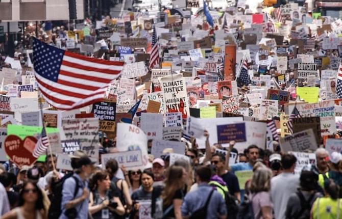 États-Unis : de la Lune à la rue, une Amérique sous tension entre innovation, pouvoir et sécurité