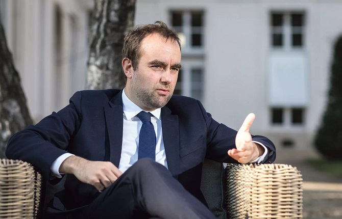 France : budget sans hausse d'impôts, fronde politique et polémique sécuritaire au sommet de l'État