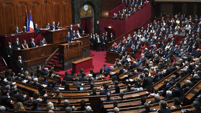 France : budget 2026 adopté au forceps, Macron fragilisé, Lecornu renforcé