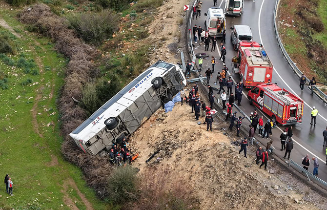 Turquie : un bus se renverse à Antalya, huit morts et 26 blessés dans un grave accident de la route