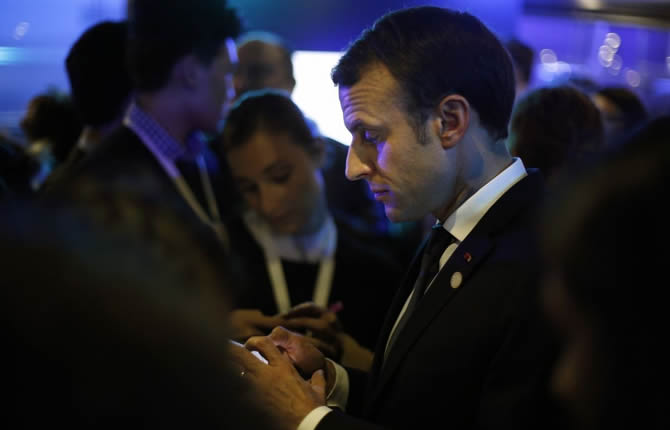 Macron sur tous les fronts : école, écrans, réseaux sociaux et diplomatie , la France entre réformes intérieures et tensions politiques