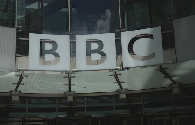 Tensions sociales, séisme politique et quête d'identité : La BBC se serre la ceinture, l'Argentine s'embrase, Nauru veut changer de nom et le Bangladesh tourne une page historique