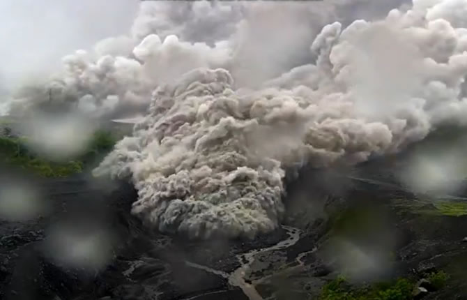 Catastrophes en série : Un volcan indonésien crache ses cendres vers le ciel pendant qu'un incendie meurtrier dévaste un immeuble en Espagne