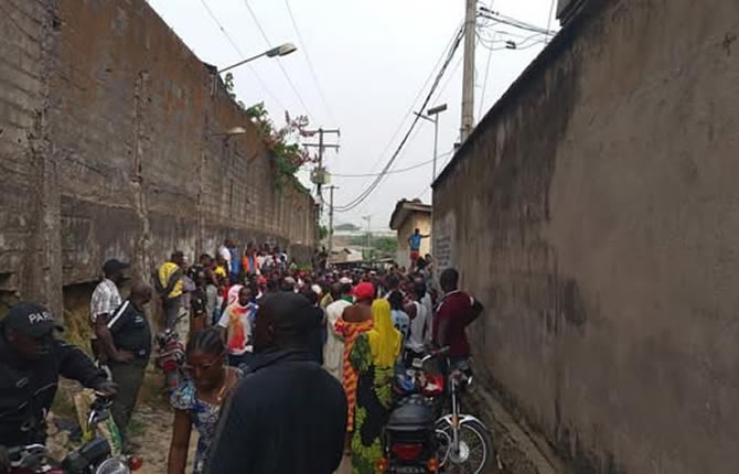 Drame au quartier CCC à Douala: une femme tuée à la machette dans une école, la gendarmerie sauve le suspect du lynchage