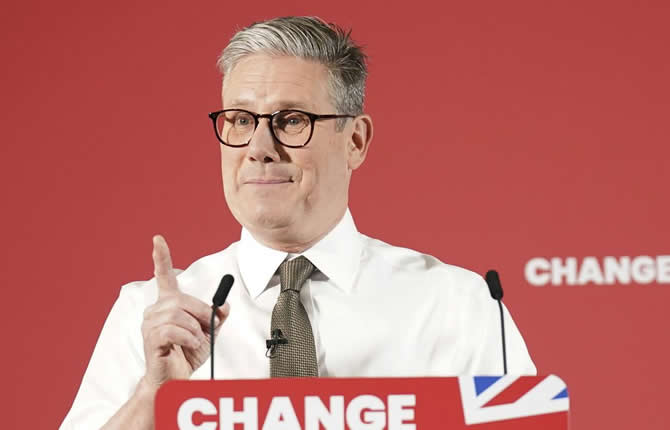 Royaume-Uni : Keir Starmer essuie une défaite cinglante mais jure de 