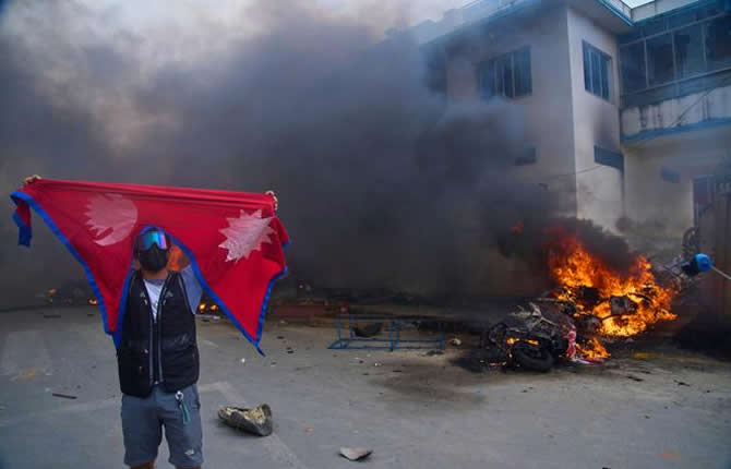 Monde : élections cruciales au Népal, paralysie annoncée à l’aéroport de Bruxelles, appel à réformer l’ONU et nouvel échec d’une fusée japonaise