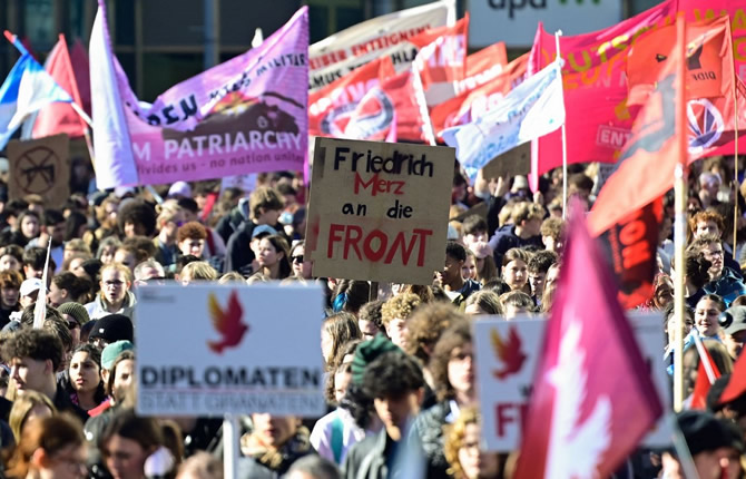Allemagne : des milliers d’étudiants descendent dans la rue contre le retour du service militaire obligatoire