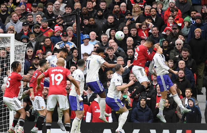 PREMIER LEAGUE : Bryan Mbeumo frappe fort, Manchester United dompte Aston Villa et s’installe sur le podium 
