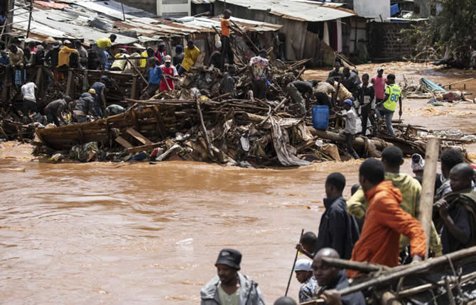 Inondations meurtrières au Kenya, explosion à Amsterdam, incendie fatal en Inde : le monde frappé par une série noire dramatique