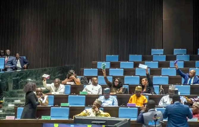 Cameroun : l’Assemblée nationale proroge encore le mandat des députés jusqu’en décembre 2026, l’opposition impuissante face à une majorité écrasante