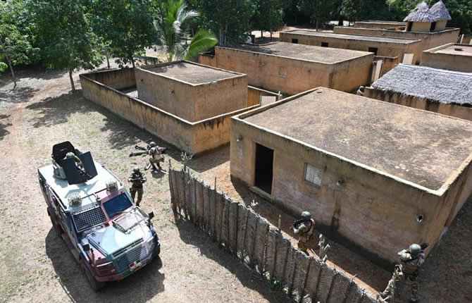 Crise sécuritaire en Afrique : la Côte d’Ivoire déploie l’armée face à la « guerre durable » des terroristes