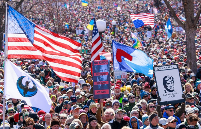 États-Unis  : marches “No Kings”, F-35 à Riyad, bras de fer avec l’UE et fracture avec Londres