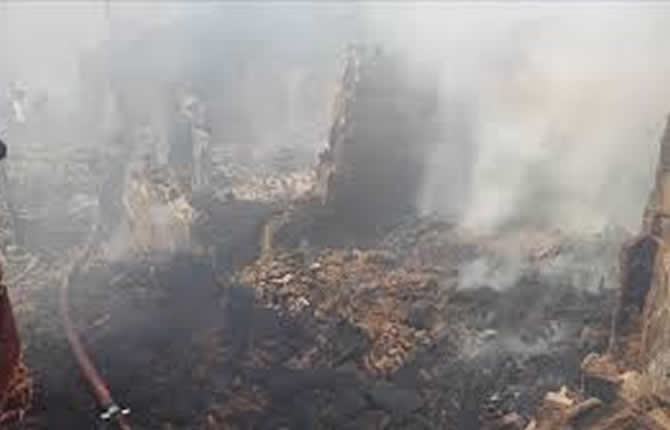 Panique en plein vol, église en flammes, assassinat d’un politologue : trois drames secouent l’Inde, le Ghana et l’Afrique du Sud