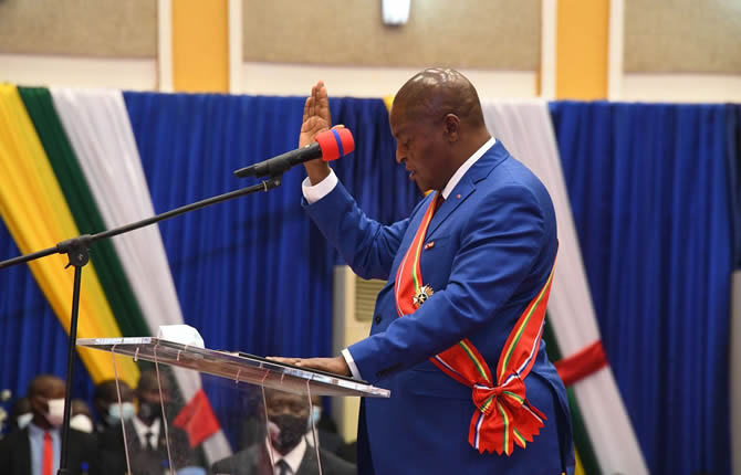 Afrique : investiture de Touadéra, réélections controversées, émeutes en Afrique du Sud et 70 morts dans une mine au Soudan du Sud