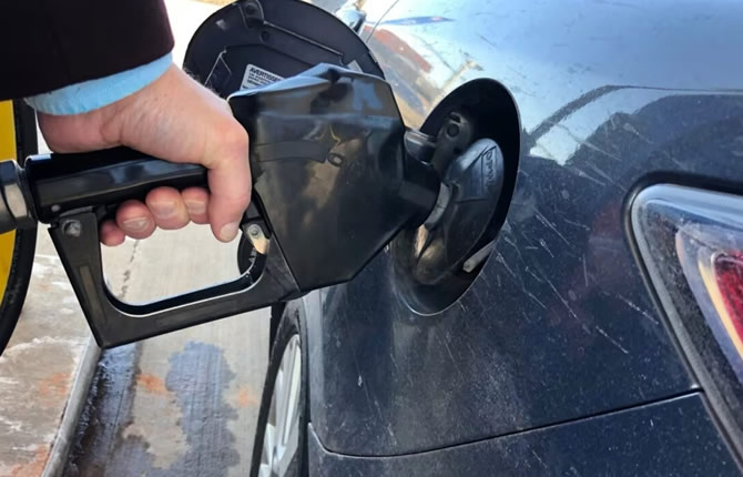 Canada : l’essence franchit le cap explosif des 2 dollars le litre, la colère monte face aux taxes