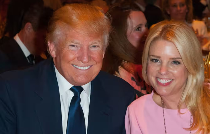 USA : drones armés dans les écoles, flambée historique du carburant, Trump fragilisé, arrestations liées à l’Iran