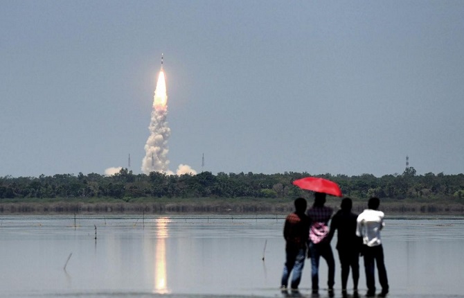 Chine : 18 nouveaux satellites lancés, bras de fer énergétique avec Washington en toile de fond