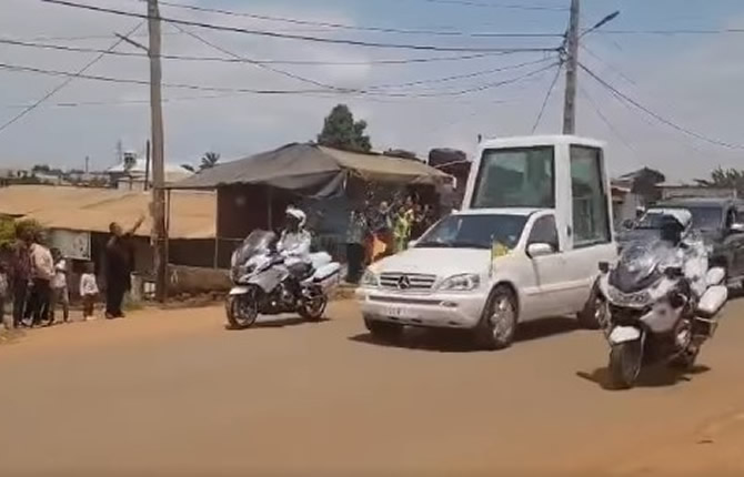 Bamenda sous tension : le Pape Léon XIV accueilli par Atanga Nji, nouvelle coupure du signal en plein discours