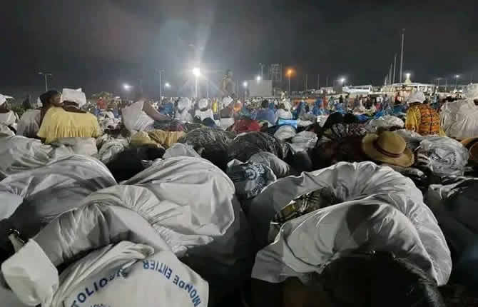 Cameroun : Ils ont dormi par terre à Japoma pour voir le Pape Léon XIV, les images sont bouleversantes
