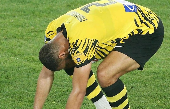 Moukoudi héroïque mais éliminé : l’AEK renverse le Rayo 3-1… le Cameroun quitte l’Europe