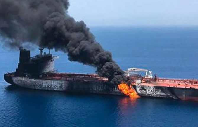 Détroit d’Ormuz sous le feu : navires attaqués, l’Iran défie Washington et le monde retient son souffle