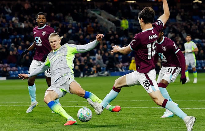 Coup de tonnerre en Premier League : Manchester City bat Burnley Arsenal et reprend le trône à Arsenal 