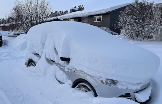 Alberta : 300 véhicules ensevelis sous 50 cm de neige, des conducteurs abandonnent tout et fuient à pied