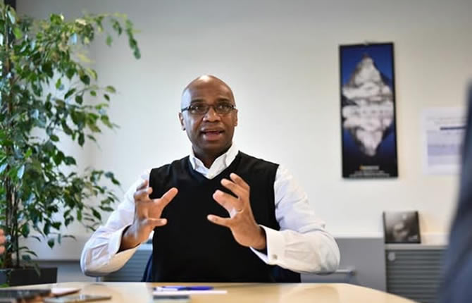 Mercedes écrase Tesla sur l’IA : le cerveau derrière cette révolution est… camerounais