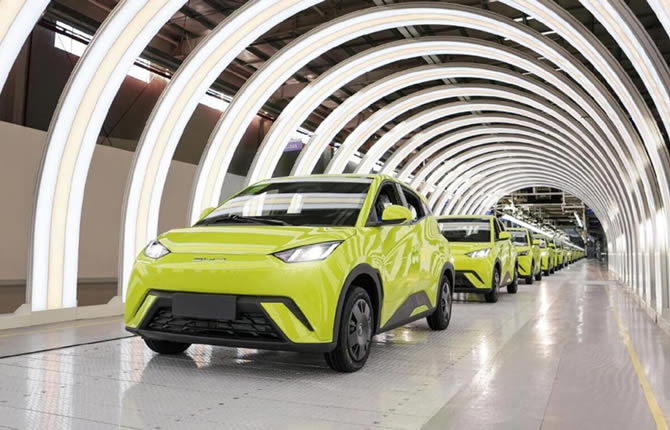 Chine : offensive mondiale tous azimuts entre industrie automobile, influence en Afrique et tensions économiques globales