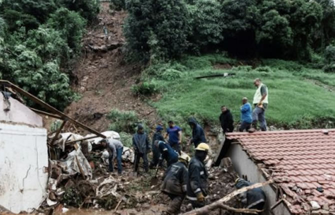 Dix morts, 4 000 sans-abri : l’Afrique du Sud sous les eaux et frappée par un nouveau front froid meurtrier