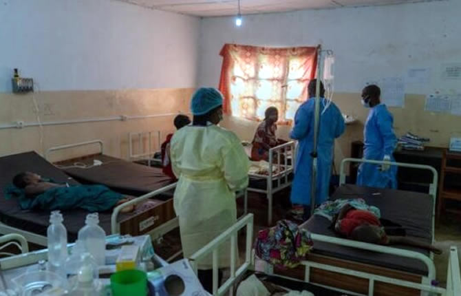 Alerte Ebola en Afrique : les États-Unis débloquent des millions, l’OMS déclenche l’urgence mondiale, plusieurs frontières fermées